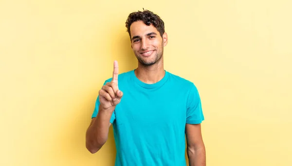 Hispanische Gutaussehende Mann Lächelt Und Sieht Freundlich Zeigt Die Nummer — Stockfoto