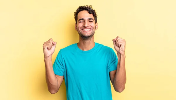 Hombre Guapo Hispano Que Extremadamente Feliz Sorprendido Celebrando Éxito —  Fotos de Stock