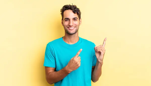 Hispânico Bonito Homem Sorrindo Feliz Apontando Para Lado Para Cima — Fotografia de Stock