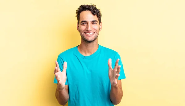 Hispanic Stilig Man Känner Sig Lycklig Förvånad Lycklig Och Förvånad — Stockfoto