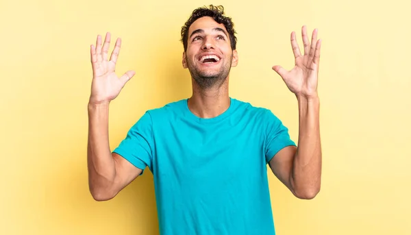 Hispânico Bonito Homem Sentindo Feliz Surpreso Sortudo Surpreso Celebrando Vitória — Fotografia de Stock