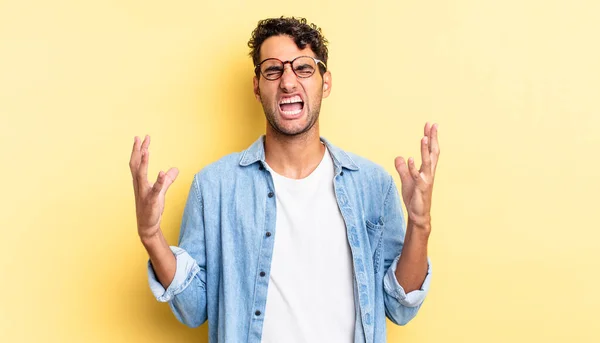 Hispanic Stilig Man Rasande Skriker Känner Sig Stressad Och Irriterad — Stockfoto