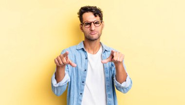 İspanyol yakışıklı adam kamerayı ve kızgın ifadeyi işaret ediyor.