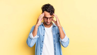 İspanyol yakışıklı adam stresli ve sinirli görünüyor.