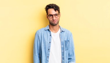 İspanyol yakışıklı adam mutlu ve arkadaş canlısı görünüyor, gülümsüyor ve göz kırpıyor.