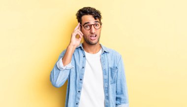 İspanyol yakışıklı adam şaşırmış görünüyor, yeni bir düşünce, fikir ya da konsept keşfediyor.