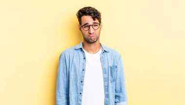 Hispanik yakışıklı adam üzgün ve sızlanıyor mutsuz bir bakışla ve ağlamakla