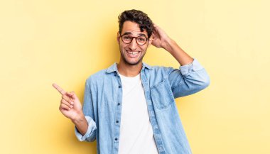 İspanyol yakışıklı adam gülüyor, mutlu görünüyor, pozitif ve şaşırmış, harika bir fikri fark ediyor.