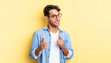 İspanyol yakışıklı, gülümseyen, pozitif, başarılı, mutlu bir adam kamerayı işaret ediyor.