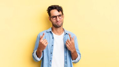 Kötü tavırlı, kibirli ve agresif görünen İspanyol yakışıklı bir adam.