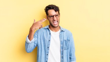 İspanyol yakışıklı adam mutsuz ve stresli görünüyor, intihar işareti yapıyor.