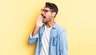 İspanyol yakışıklı adam öfkeyle ve yüksek sesle bağırıyor.