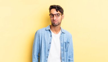 Şapşal, deli, şaşkın suratlı, yanakları şişen İspanyol yakışıklı bir adam.