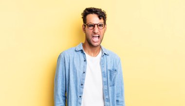 İspanyol yakışıklı adam korkmuş ve şok olmuş hissediyor, ağzı açık şaşkınlık içinde.