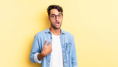 Şok olmuş ve ağzı açık, kendini işaret eden İspanyol yakışıklı bir adam.