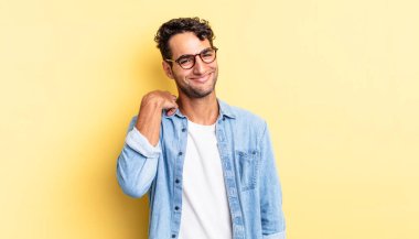 İspanyol yakışıklı adam güler yüzlü, güler yüzlü, güler yüzlü.