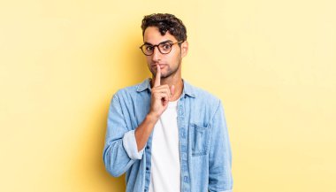 İspanyol yakışıklı adam sessizlik ve sessizlik istiyor.