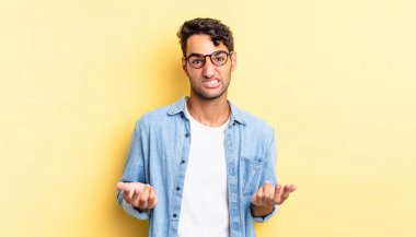 Hispanik yakışıklı adam bilgisiz ve şaşkın hissediyor