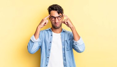 İspanyol yakışıklı adam konsantre olmuş görünüyor ve bir ideokonsantrasyon üzerinde çok düşünüyor.