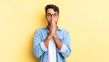 İspanyol yakışıklı adam mutlu ve heyecanlı, şaşırmış ve hayrete düşmüş elleri ile ağzı kaplayan