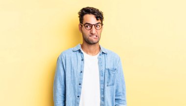 İspanyol yakışıklı adam şaşkın ve şaşkın görünüyor.