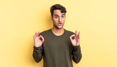İspanyol yakışıklı adam şok olmuş, şaşırmış ve şaşırmış hissediyor.