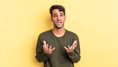 İspanyol yakışıklı adam umutsuz, sinirli ve stresli görünüyor.