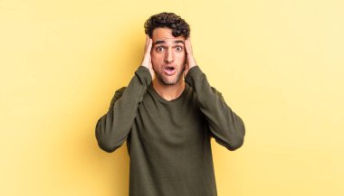 İspanyol yakışıklı adam hoş olmayan bir şekilde şoka uğramış, korkmuş ya da endişeli görünüyor.