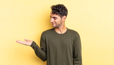 İspanyol yakışıklı adam mutlu ve gülümsüyor.