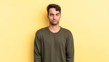 İspanyol yakışıklı adam şapşal ve komik görünüyor. Şaşı bakışlarıyla.