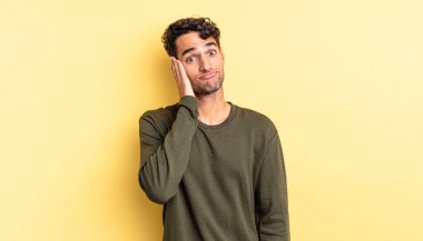 İspanyol yakışıklı adam şaşkın ve şaşkın hissediyor