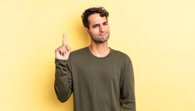 İspanyol yakışıklı adam kendini dahi gibi hissediyor.