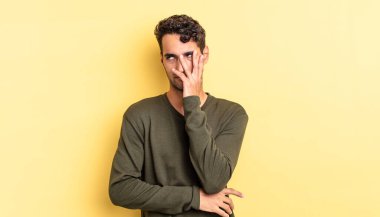 İspanyol yakışıklı adam bezdirici bir olaydan sonra sıkılmış, hayal kırıklığına uğramış ve uykulu hissediyor