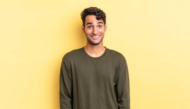 İspanyol yakışıklı adam mutlu ve hoş bir şekilde şaşırmış görünüyor.