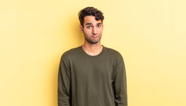 İspanyol yakışıklı adam şaşkın ve şüpheli hissediyor.