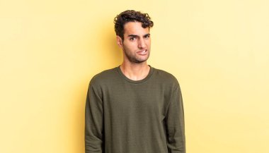 İspanyol yakışıklı adam şaşkın ve şaşkın hissediyor.