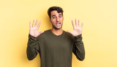 İspanyol yakışıklı adam sersemlemiş ve korkmuş hissediyor.