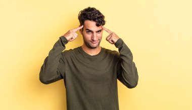 Ciddi ve konsantre görünümlü İspanyol yakışıklı bir adam.