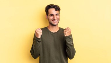 İspanyol yakışıklı adam zaferle bağırıyor, gülüyor ve mutlu hissediyor.