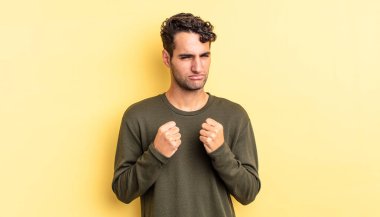 İspanyol yakışıklı adam kendinden emin, sinirli, güçlü ve agresif görünüyor.