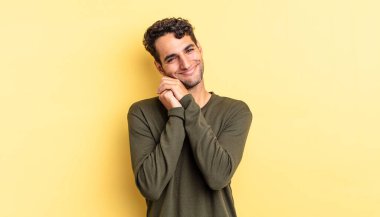 Hispanik yakışıklı adam aşık ve sevimli görünüyor.