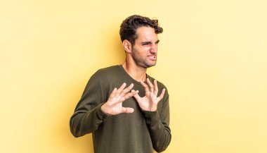 İspanyol yakışıklı adam iğreniyor ve midesi bulanıyor.