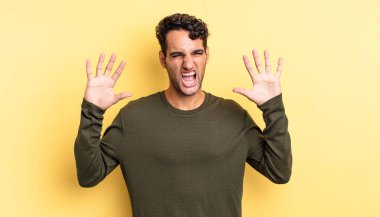 İspanyol yakışıklı adam panik ya da öfke içinde bağırıyor.