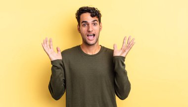 İspanyol yakışıklı adam şok olmuş ve heyecanlı hissediyor.