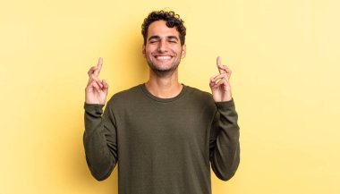 İspanyol yakışıklı adam gergin ve umutlu.