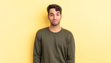 İspanyol yakışıklı adam dudaklarını birbirine bastırıyor.