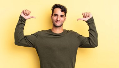 İspanyol yakışıklı adam gururlu, kibirli ve kendinden emin hissediyor.