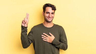 İspanyol yakışıklı adam mutlu, kendinden emin ve güvenilir görünüyor.