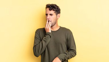 İspanyol yakışıklı adam tembelce esniyor sabahın köründe yorgun ve sıkkın