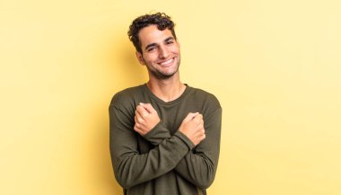 İspanyol yakışıklı adam neşeyle gülümsüyor ve kutluyor.